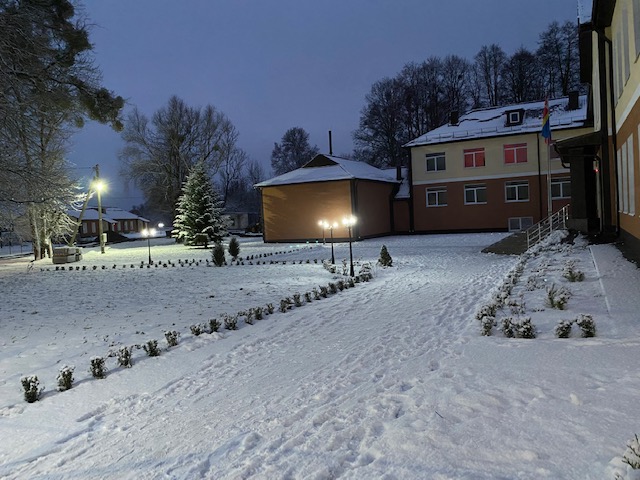 Школьный двор зимним вечером